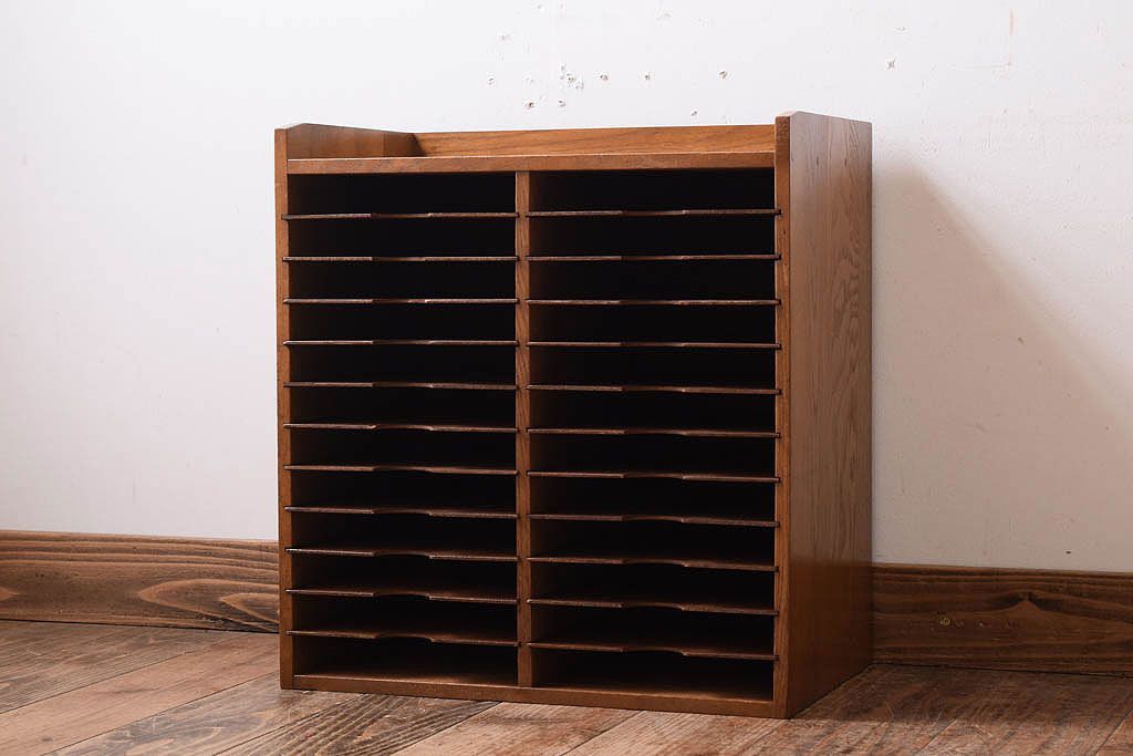 レトロ家具　昭和レトロ　古い木製の小ぶりなアンティーク縦型書類棚(カルテケース)(3)