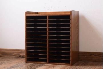 レトロ家具　昭和レトロ　古い木製の小ぶりなアンティーク縦型書類棚(カルテケース)(3)