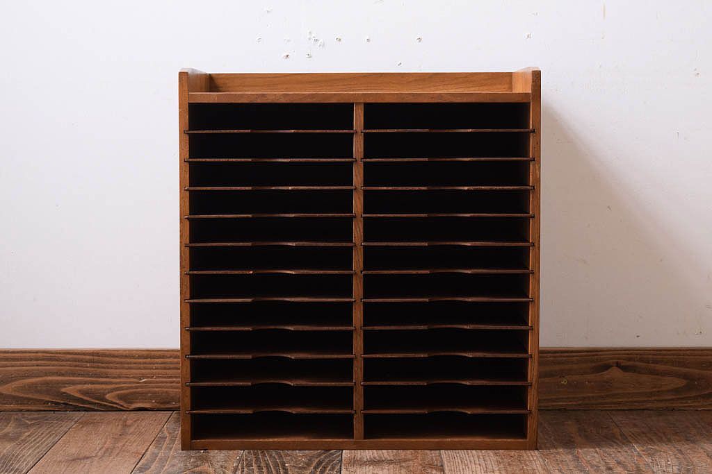 レトロ家具　昭和レトロ　古い木製の小ぶりなアンティーク縦型書類棚(カルテケース)(3)