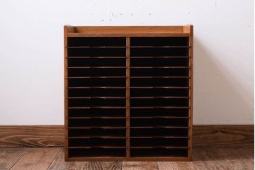 レトロ家具　昭和レトロ　古い木製の小ぶりなアンティーク縦型書類棚(カルテケース)(3)