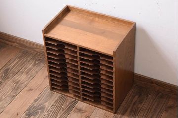 レトロ家具　昭和レトロ　古い木製の小ぶりなアンティーク縦型書類棚(カルテケース)(3)