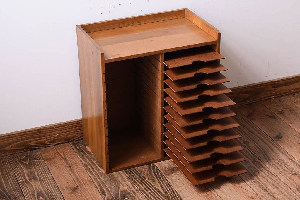 レトロ家具　昭和レトロ　古い木製の小ぶりなアンティーク縦型書類棚(カルテケース)(3)