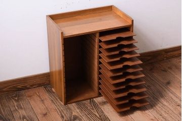 レトロ家具　昭和レトロ　古い木製の小ぶりなアンティーク縦型書類棚(カルテケース)(3)