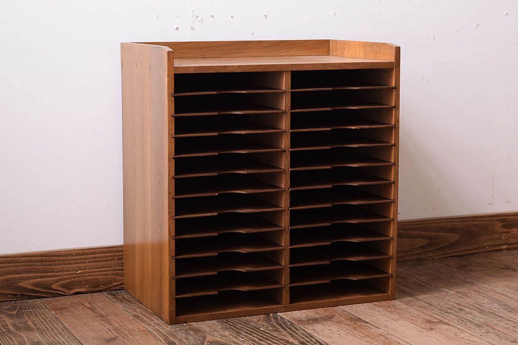 レトロ家具　昭和レトロ　古い木製の小ぶりなアンティーク縦型書類棚(カルテケース)(3)