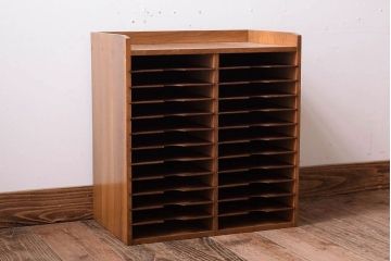 レトロ家具　昭和レトロ　古い木製の小ぶりなアンティーク縦型書類棚(カルテケース)(3)