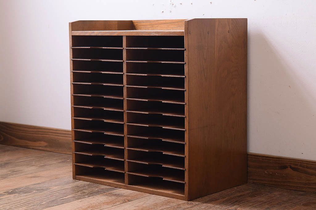 レトロ家具　昭和レトロ　古い木製の小ぶりなアンティーク縦型書類棚(カルテケース)(3)