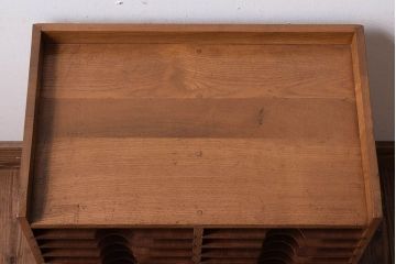 レトロ家具　昭和レトロ　古い木製の小ぶりなアンティーク縦型書類棚(カルテケース)(3)