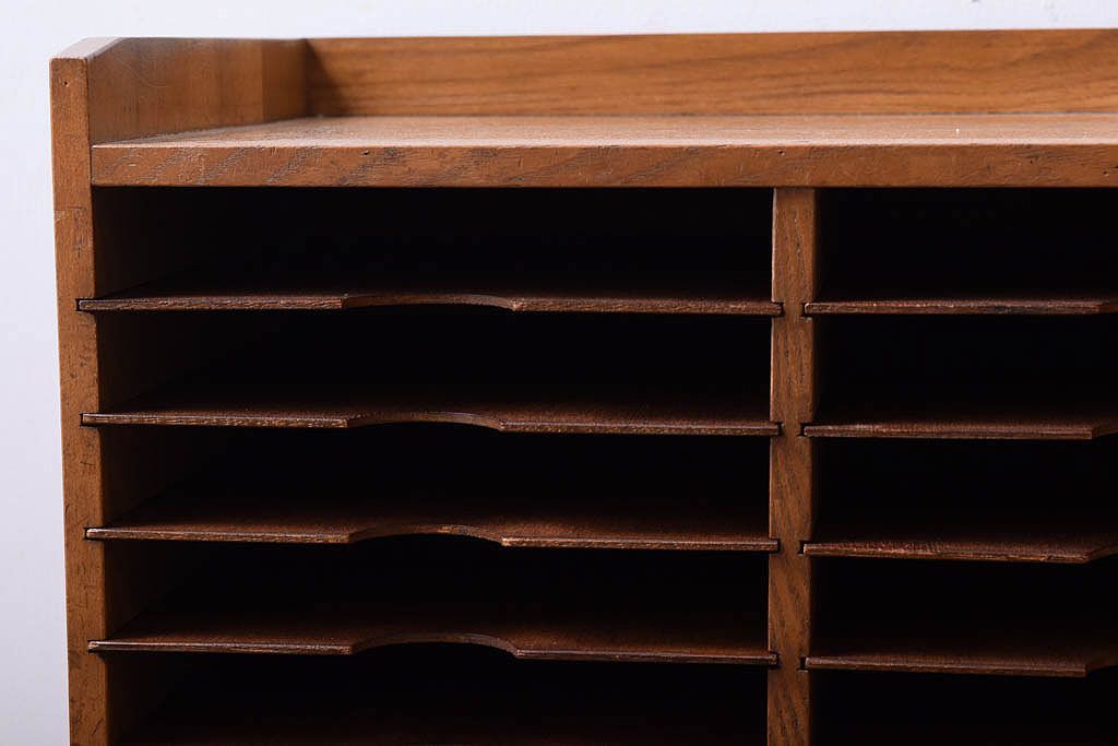 レトロ家具　昭和レトロ　古い木製の小ぶりなアンティーク縦型書類棚(カルテケース)(3)