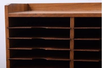 レトロ家具　昭和レトロ　古い木製の小ぶりなアンティーク縦型書類棚(カルテケース)(3)