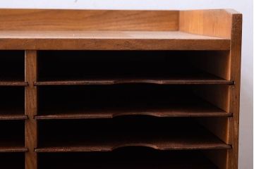 レトロ家具　昭和レトロ　古い木製の小ぶりなアンティーク縦型書類棚(カルテケース)(3)