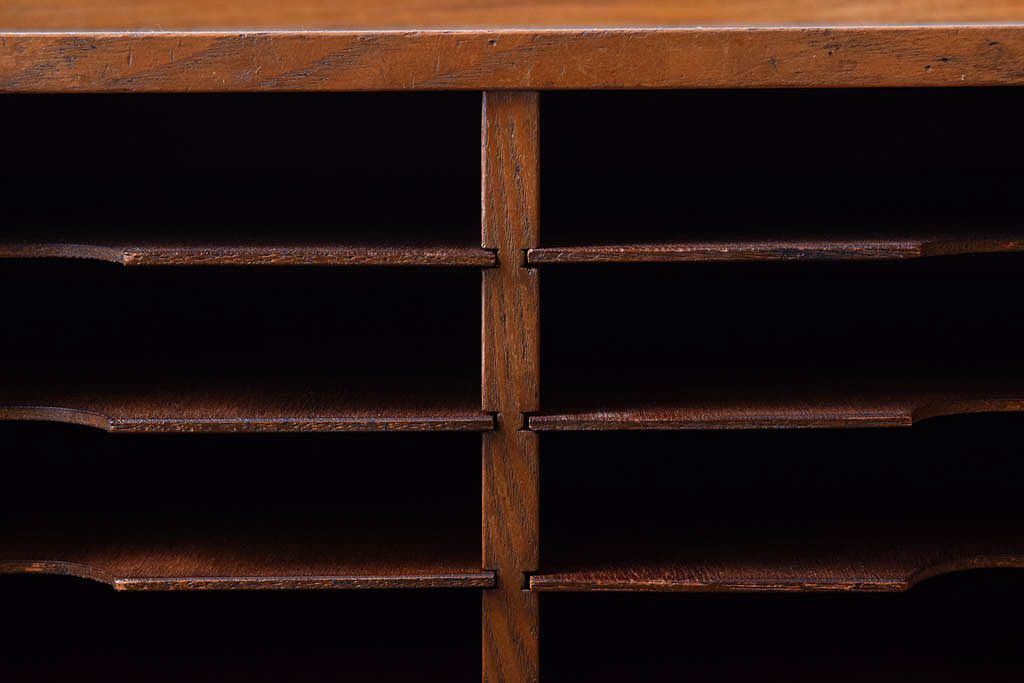 レトロ家具　昭和レトロ　古い木製の小ぶりなアンティーク縦型書類棚(カルテケース)(3)