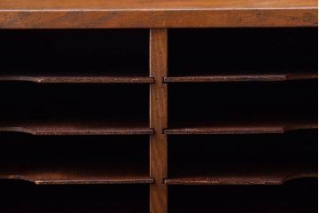 レトロ家具　昭和レトロ　古い木製の小ぶりなアンティーク縦型書類棚(カルテケース)(3)