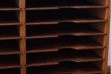 レトロ家具　昭和レトロ　古い木製の小ぶりなアンティーク縦型書類棚(カルテケース)(3)