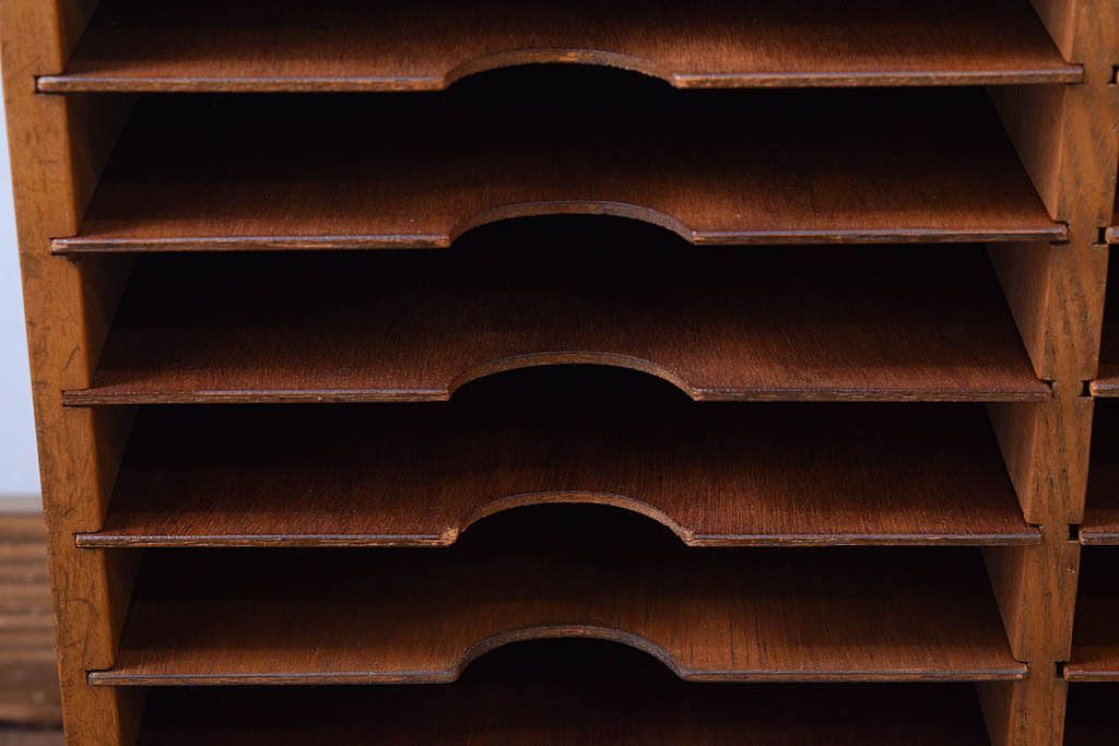 レトロ家具　昭和レトロ　古い木製の小ぶりなアンティーク縦型書類棚(カルテケース)(3)