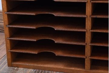 レトロ家具　昭和レトロ　古い木製の小ぶりなアンティーク縦型書類棚(カルテケース)(3)