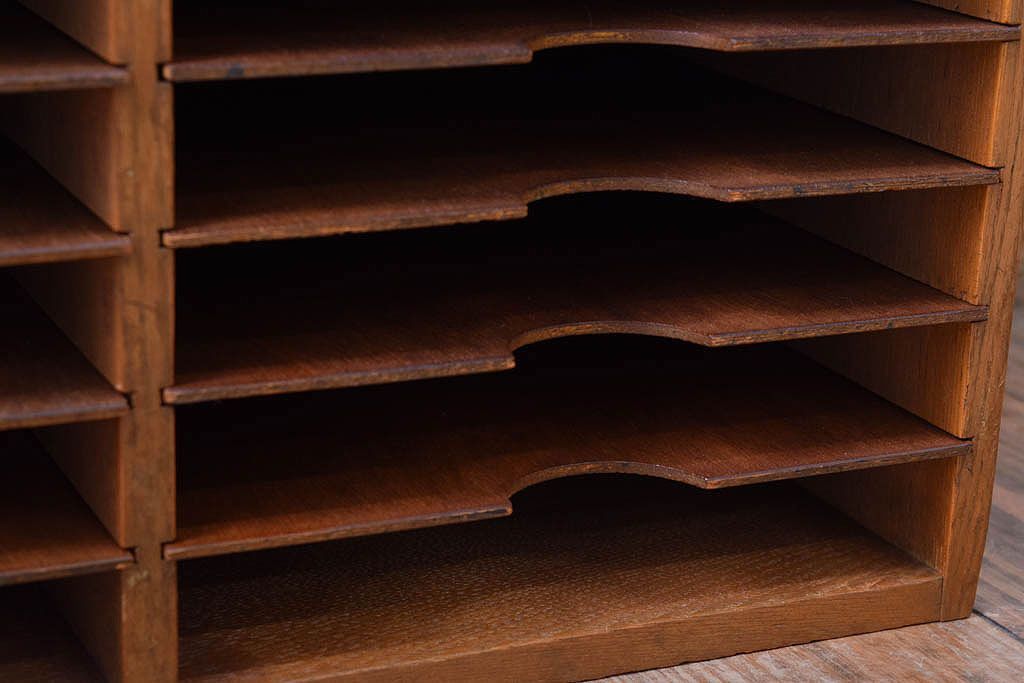 レトロ家具　昭和レトロ　古い木製の小ぶりなアンティーク縦型書類棚(カルテケース)(3)