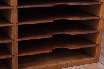 レトロ家具　昭和レトロ　古い木製の小ぶりなアンティーク縦型書類棚(カルテケース)(3)