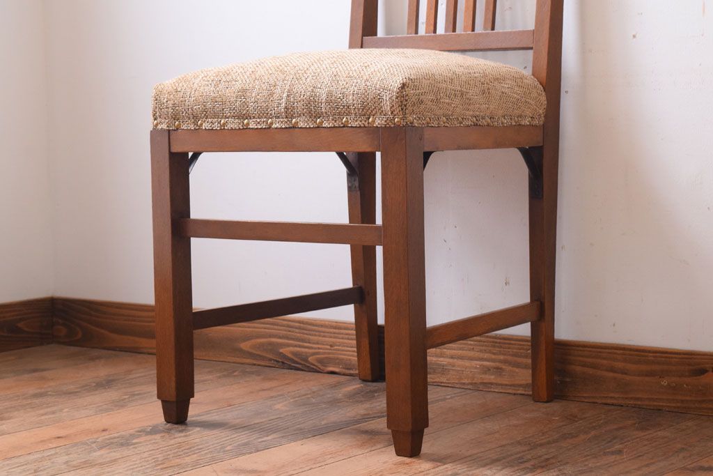 アンティーク家具　クッション座面　オーク材製のシンプルなアンティークチェア