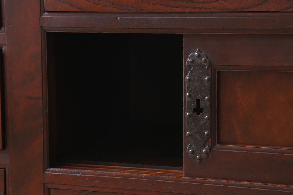 アンティーク家具　六尺　古民具・骨董　極太框の収納箪笥サイドボード(水屋箪笥・ローボード)