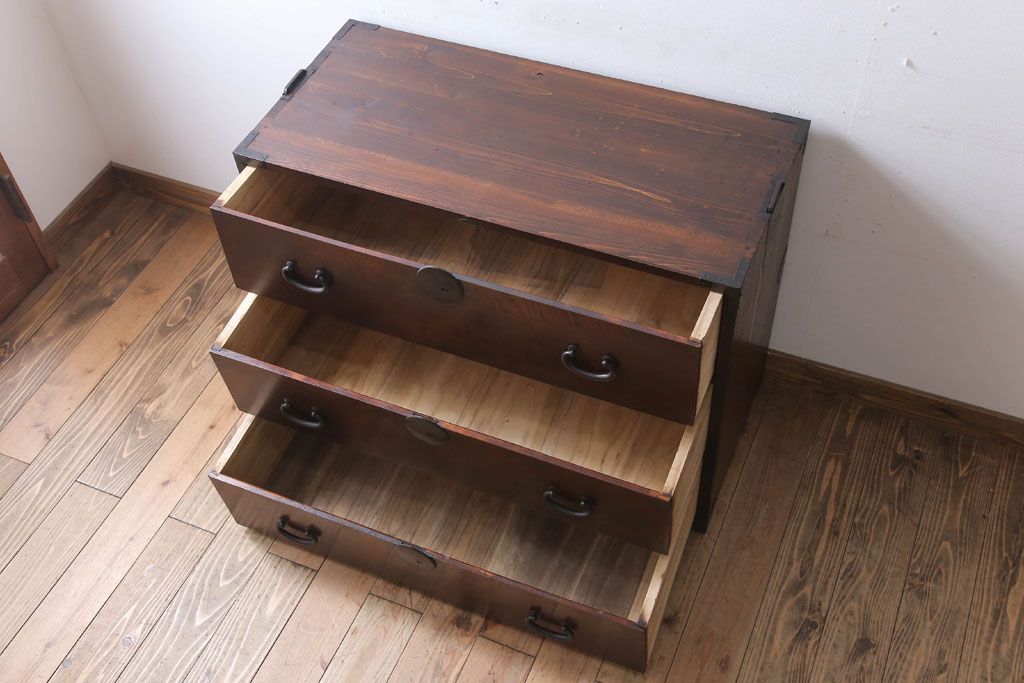 アンティーク家具　前面欅材　玉杢　丸金具　古い木製のシンプルなアンティーク衣装箪笥(チェスト)