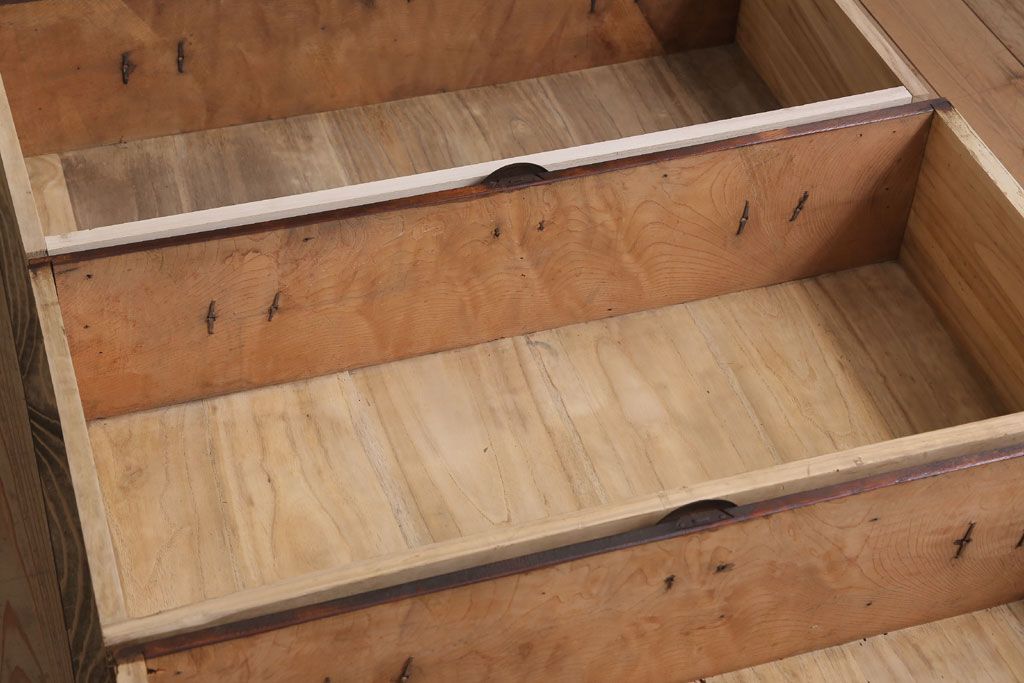 アンティーク家具　前面欅材　玉杢　丸金具　古い木製のシンプルなアンティーク衣装箪笥(チェスト)