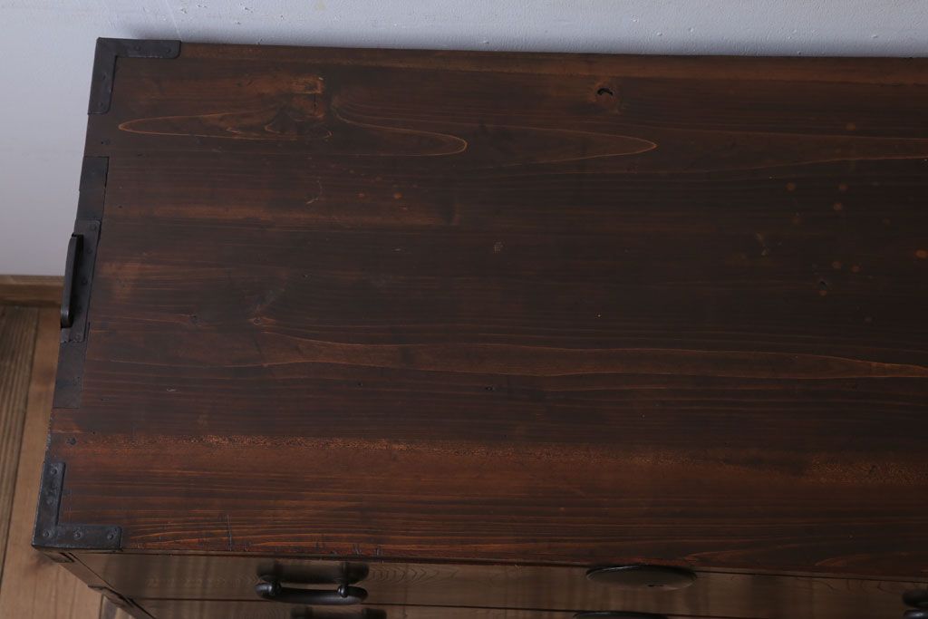 アンティーク家具　前面欅材　玉杢　丸金具　古い木製のシンプルなアンティーク衣装箪笥(チェスト)