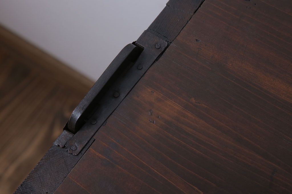 アンティーク家具　前面欅材　玉杢　丸金具　古い木製のシンプルなアンティーク衣装箪笥(チェスト)