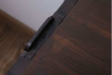 アンティーク家具　前面欅材　玉杢　丸金具　古い木製のシンプルなアンティーク衣装箪笥(チェスト)