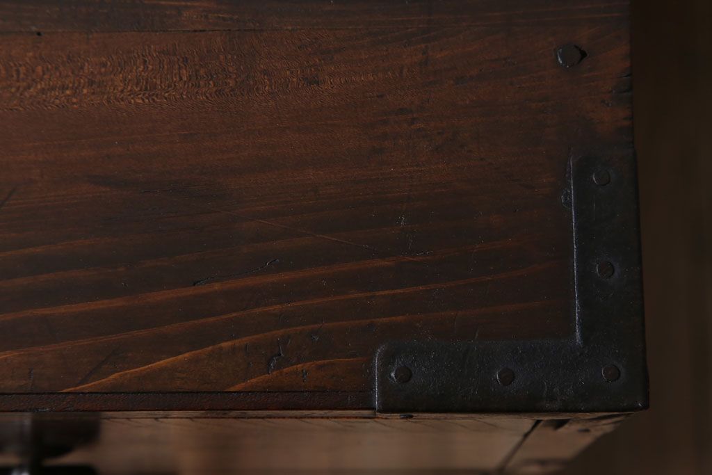 アンティーク家具　前面欅材　玉杢　丸金具　古い木製のシンプルなアンティーク衣装箪笥(チェスト)