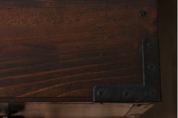 アンティーク家具　前面欅材　玉杢　丸金具　古い木製のシンプルなアンティーク衣装箪笥(チェスト)