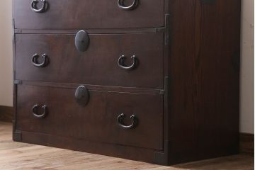 アンティーク家具　前面欅材　玉杢　丸金具　古い木製のシンプルなアンティーク衣装箪笥(チェスト)