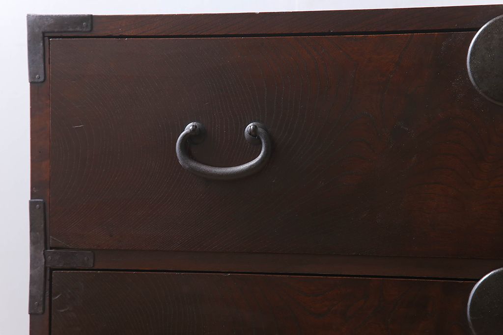 アンティーク家具　前面欅材　玉杢　丸金具　古い木製のシンプルなアンティーク衣装箪笥(チェスト)