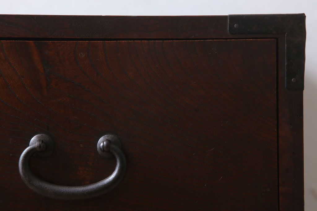 アンティーク家具　前面欅材　玉杢　丸金具　古い木製のシンプルなアンティーク衣装箪笥(チェスト)