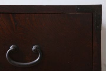 アンティーク家具　前面欅材　玉杢　丸金具　古い木製のシンプルなアンティーク衣装箪笥(チェスト)