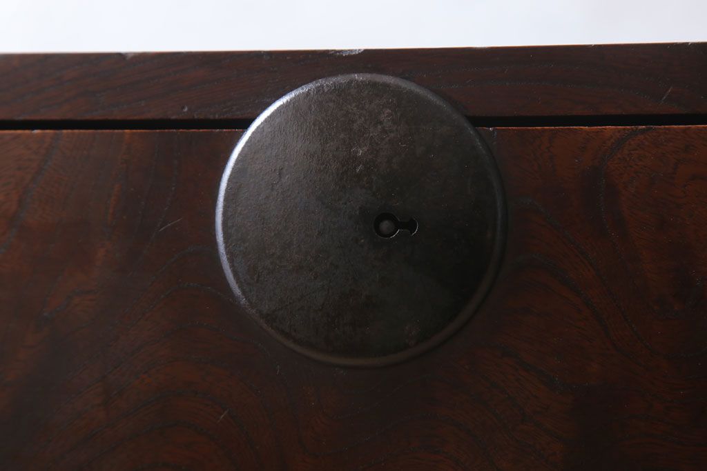 アンティーク家具　前面欅材　玉杢　丸金具　古い木製のシンプルなアンティーク衣装箪笥(チェスト)