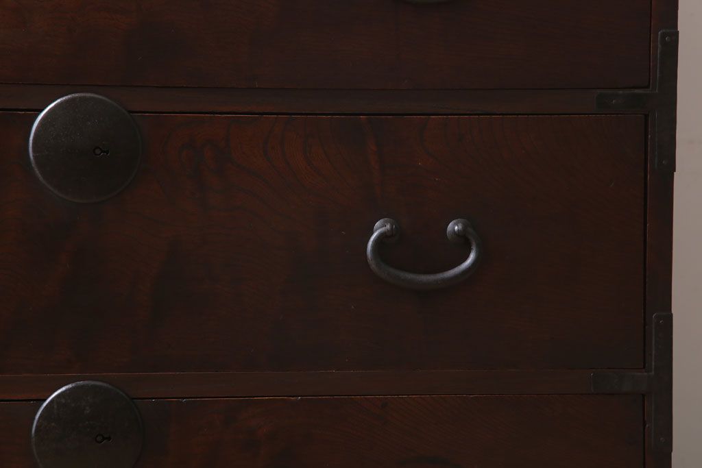 アンティーク家具　前面欅材　玉杢　丸金具　古い木製のシンプルなアンティーク衣装箪笥(チェスト)