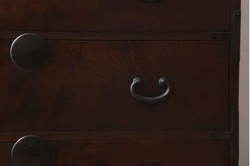 アンティーク家具　前面欅材　玉杢　丸金具　古い木製のシンプルなアンティーク衣装箪笥(チェスト)