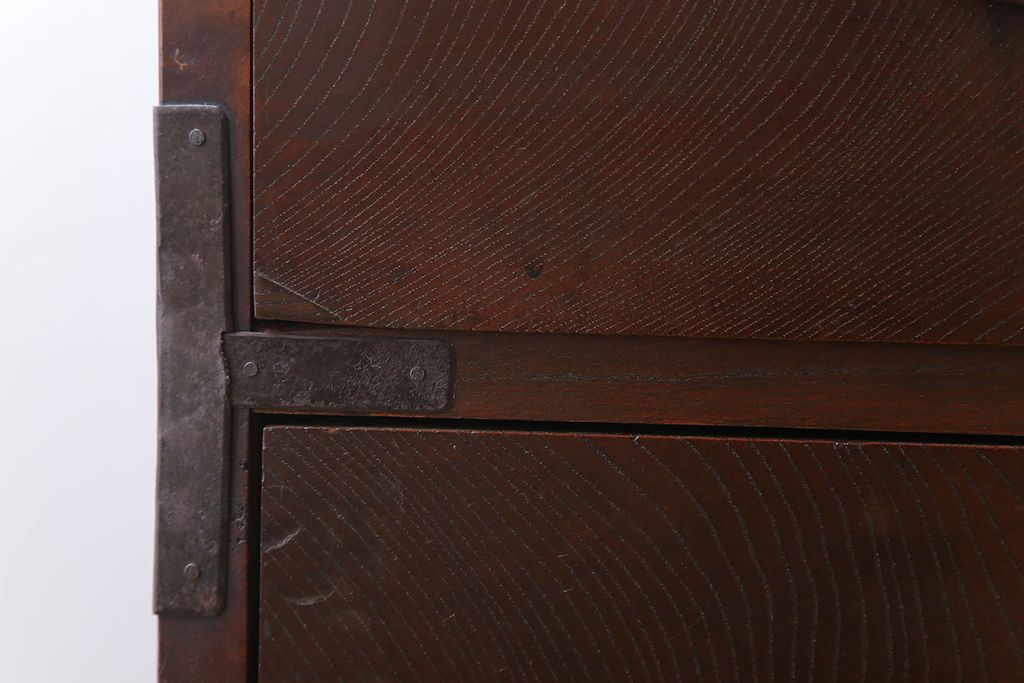 アンティーク家具　前面欅材　玉杢　丸金具　古い木製のシンプルなアンティーク衣装箪笥(チェスト)