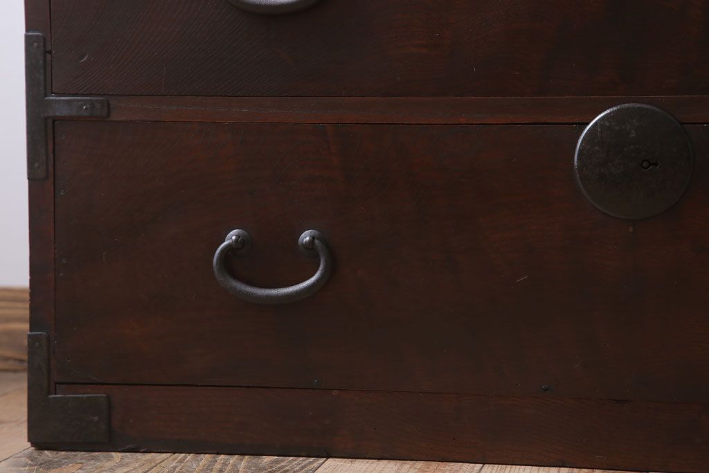 アンティーク家具　前面欅材　玉杢　丸金具　古い木製のシンプルなアンティーク衣装箪笥(チェスト)