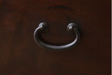 アンティーク家具　前面欅材　玉杢　丸金具　古い木製のシンプルなアンティーク衣装箪笥(チェスト)