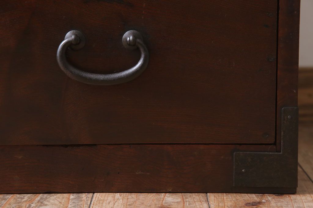アンティーク家具　前面欅材　玉杢　丸金具　古い木製のシンプルなアンティーク衣装箪笥(チェスト)