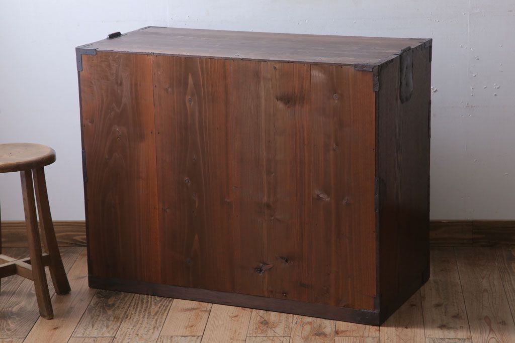 アンティーク家具　前面欅材　玉杢　丸金具　古い木製のシンプルなアンティーク衣装箪笥(チェスト)