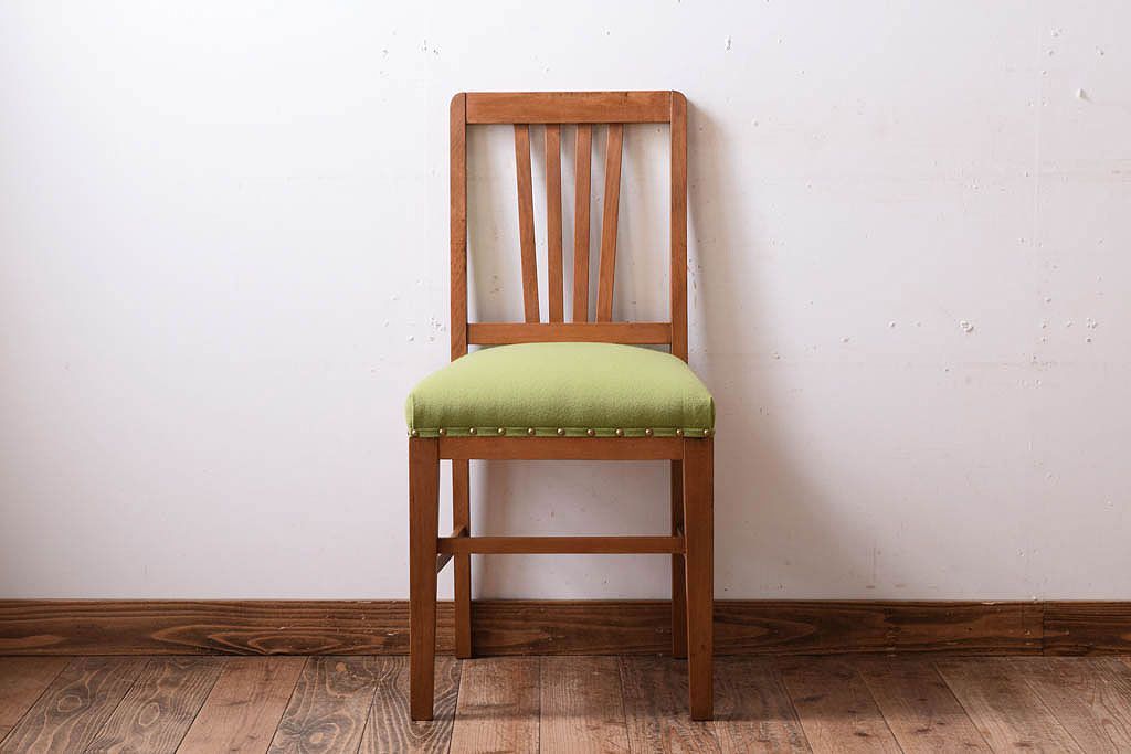 アンティーク家具　クッション座面　ブナ材製のシンプルなアンティークチェア