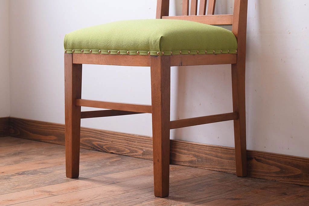 アンティーク家具　クッション座面　ブナ材製のシンプルなアンティークチェア