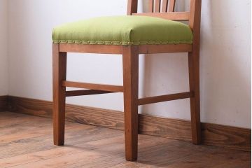 アンティーク家具　クッション座面　ブナ材製のシンプルなアンティークチェア