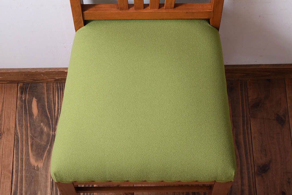 アンティーク家具　クッション座面　ブナ材製のシンプルなアンティークチェア