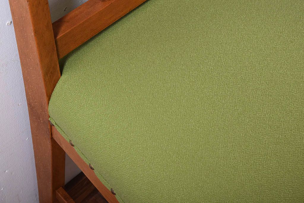 アンティーク家具　クッション座面　ブナ材製のシンプルなアンティークチェア