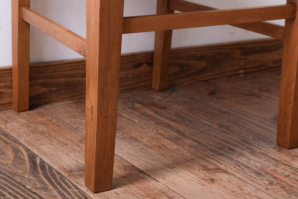 アンティーク家具　クッション座面　ブナ材製のシンプルなアンティークチェア