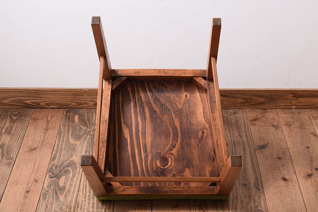 アンティーク家具　クッション座面　ブナ材製のシンプルなアンティークチェア