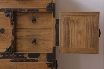 アンティーク家具　古民具・骨董　明治〜大正期　金具の意匠が優れた重ね衣装箪笥